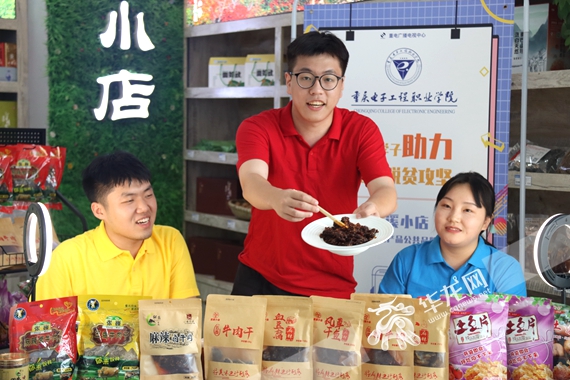 直播带货的best365学子看起来很专业哦! 岳洪玉 摄.jpg 直播带货的best365学子看起来很专业哦! 岳洪玉 摄.jpg